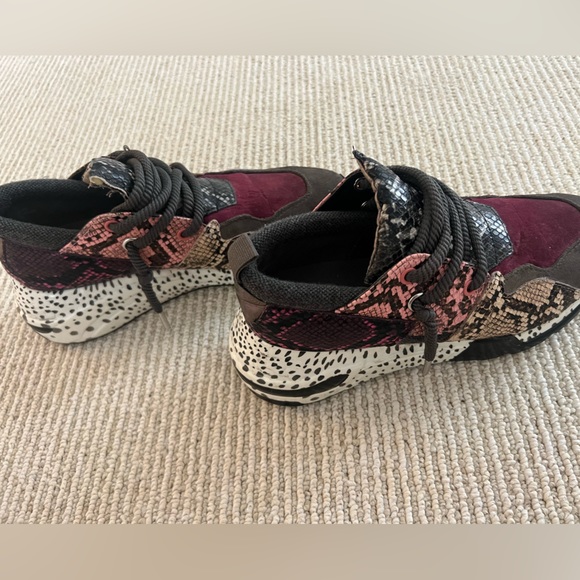 Steve Madden women’s low top sneaker - Picture 4 of 6